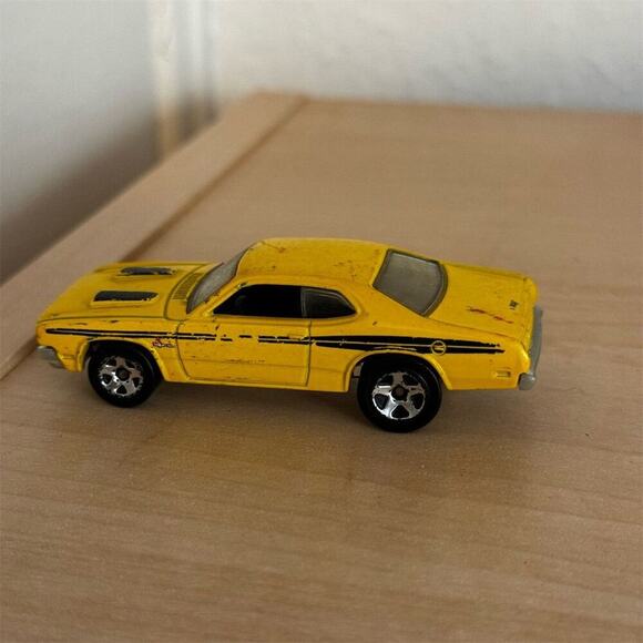 Y2K Hot Wheels 2009 1971 Dodge Demon Yellow 1:64 Diecast Model Car - Picture 7 of 9